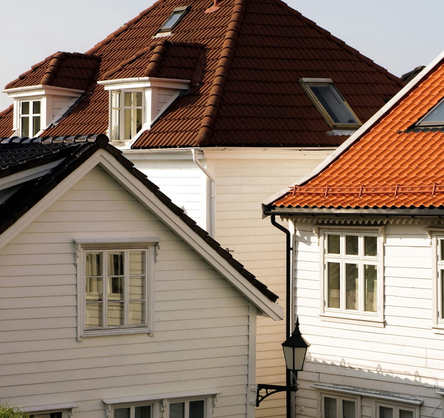 Bostadsområde med hus och tegeltak i skandinavisk miljö.