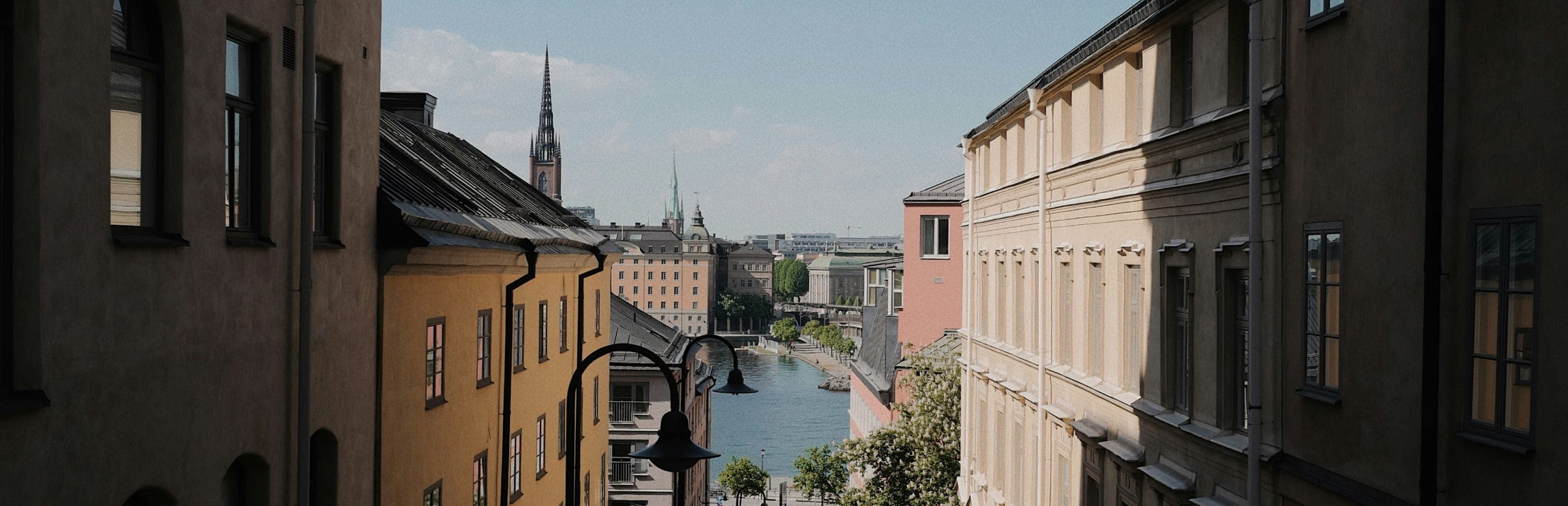 Stadskvarter med utsikt över vatten och bebyggelse.
